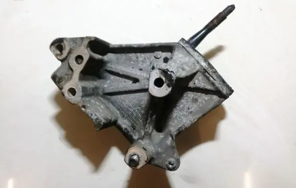 Hyundai XG Engine mounting bracket