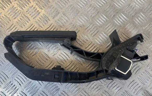 Mercedes-Benz E W211 Accelerator throttle pedal A2113000404