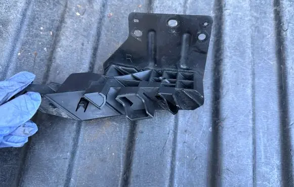Infiniti FX Headlight/headlamp mounting bracket 622921CA0A