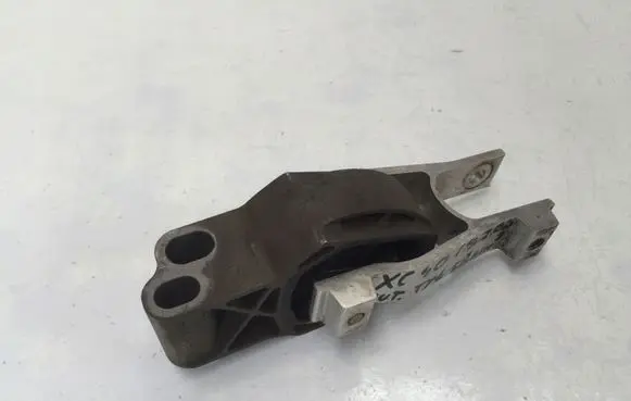 Volvo XC40 Engine mount bracket 322221C7