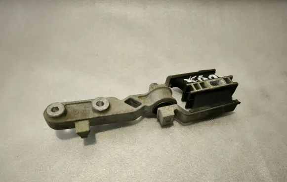Volvo XC90 Engine mount bracket 31359890