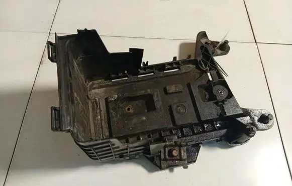 Skoda Octavia Mk2 (1Z) Battery box tray 1K0915333