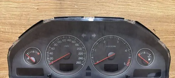 Volvo V70 Speedometer (instrument cluster) 30746102 8602885