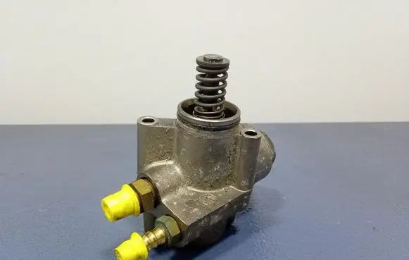 Volkswagen Golf IV Fuel injection high pressure pump 03C127025R