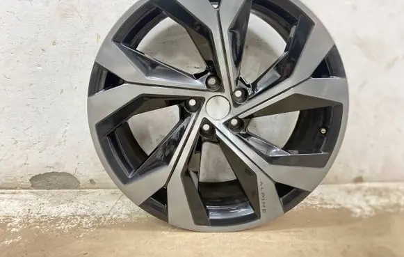 Renault Austral R20 alloy rim 