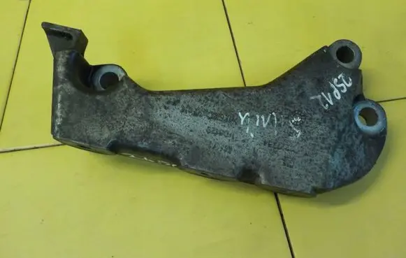 Opel Insignia A Engine mounting bracket 13227754 2SP12