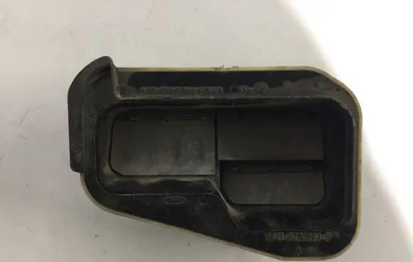 Quarter panel pressure vent