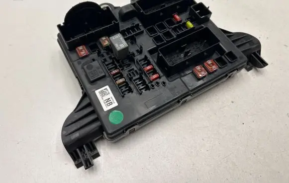 Opel Insignia A Fuse module 13277318