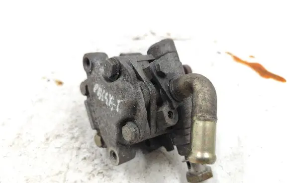 Volkswagen PASSAT B5 Power steering pump 8D0145156L