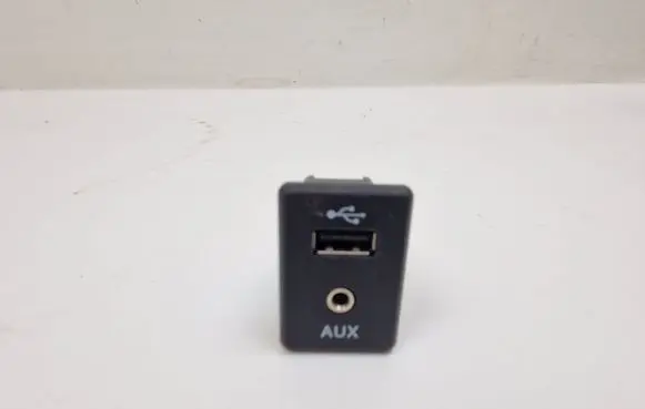 Nissan Qashqai AUX in-socket connector 795405004 500451663989
