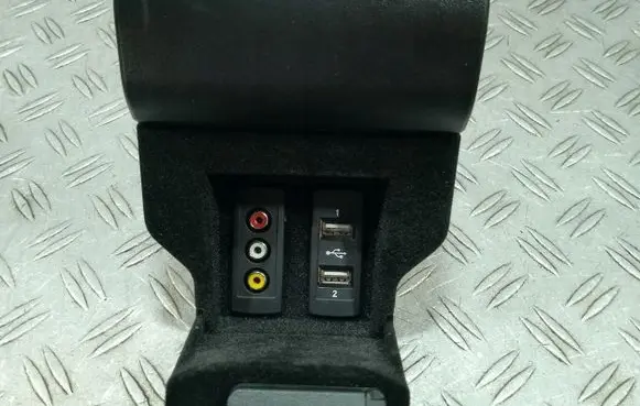 Mercedes-Benz S W222 USB socket connector A0008206251
