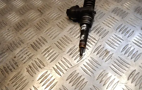 Volkswagen PASSAT B6 Fuel injector 038130073BN B647
