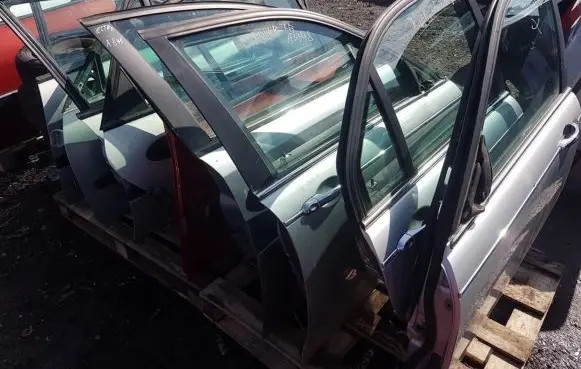 Renault Laguna I Front door sidabrines