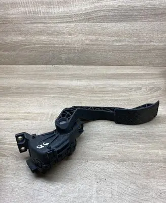 Accelerator throttle pedal