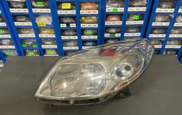 Dacia Sandero Headlight/headlamp 8200733878