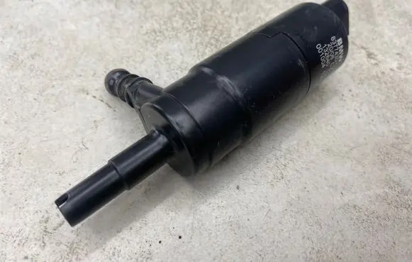 BMW 3 E90 E91 Headlight washer pump 8377430 001004 13264010