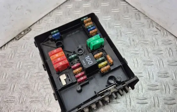 Volkswagen Touran I Fuse module 1K0937125A