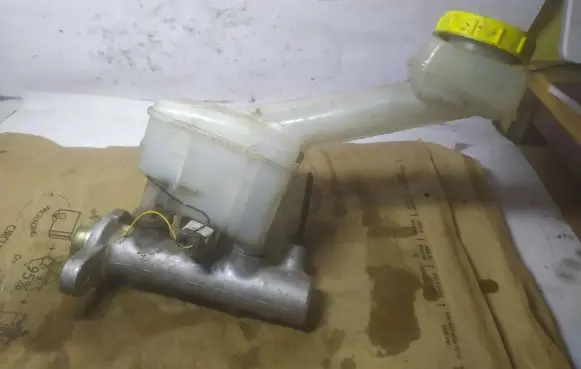 Nissan X-Trail T30 Master brake cylinder 8H910