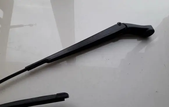 Opel Zafira B Front wiper blade arm 13145566