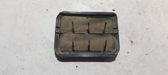 Quarter panel pressure vent