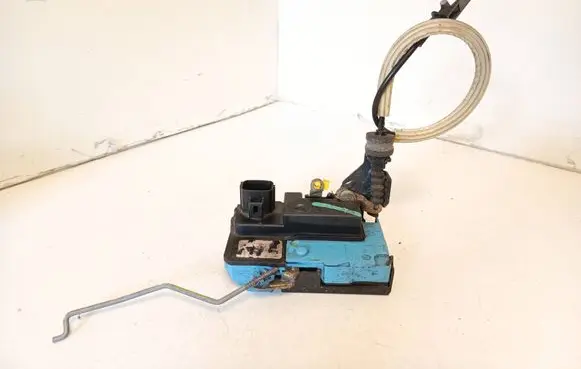 Volvo V70 Front door lock 8650544