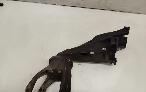 Volkswagen Transporter - Caravelle T5 Engine mounting bracket 7H0199370J