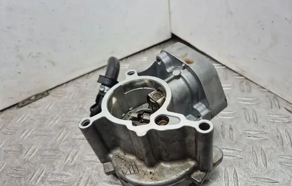 Volkswagen Golf VII Vacuum pump 06L145100F