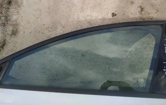 Volvo V40 Front door window glass four-door