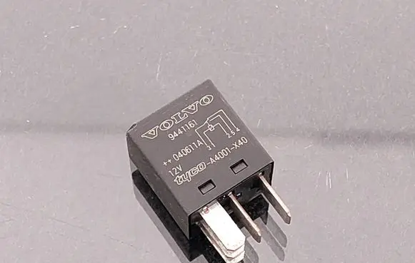 Volvo V70 Hazard warning light relay 9441161