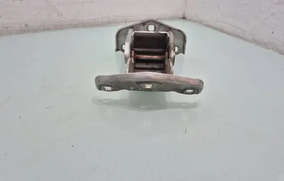 Opel Vivaro Rear door lower hinge 
