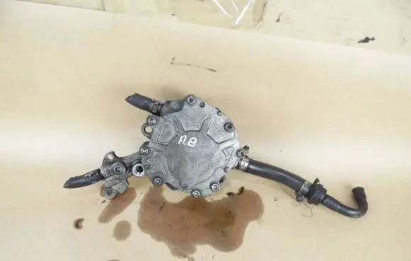 Volkswagen Golf IV Vacuum pump 03815209M