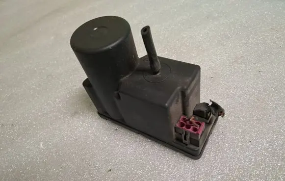 Audi 80 90 S2 B4 Central locking vacuum pump 4A0862257A