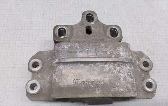 Volkswagen Golf V Engine mount bracket 1K0199555