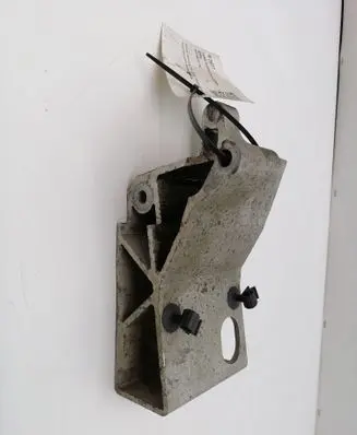 Volvo S60 Engine mounting bracket