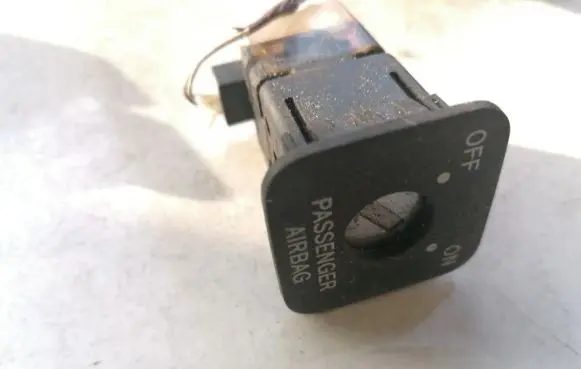 Passenger airbag on/off switch
