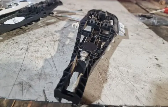 Buick Encore I Front door exterior handle/bracket 42527449