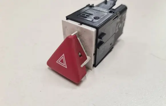 Volkswagen PASSAT B6 Hazard light switch 3C0953509A 06007