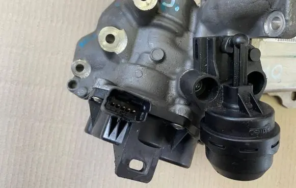 Ford Kuga I EGR valve 30725888 729031639