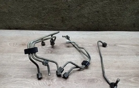 Volvo S60 Fuel injector supply line/pipe 