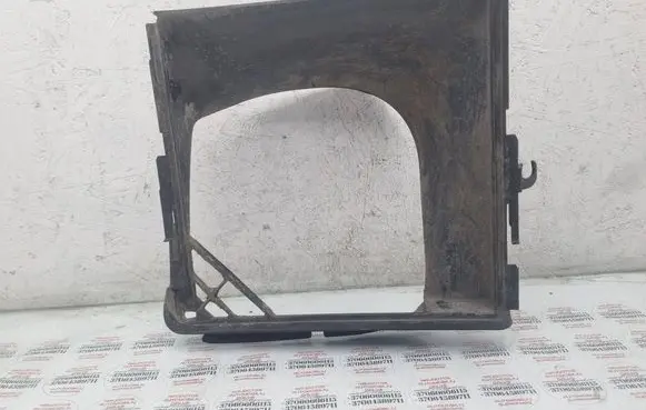 Volkswagen Touareg I Intercooler air channel guide 7L0117339