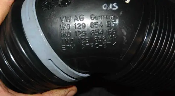 Volkswagen Jetta VI Air intake hose/pipe