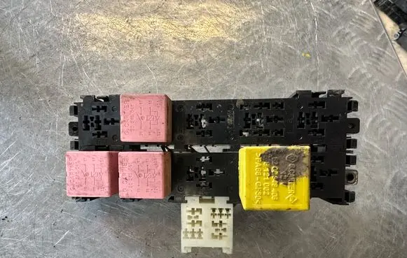 Renault Trafic II (X83) Relay mounting block 7703297572