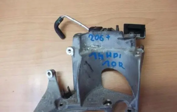 Peugeot 206 Radiator mount bracket