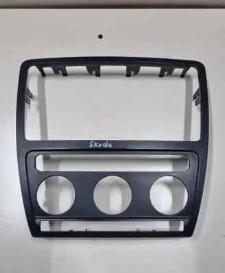Skoda Octavia Mk2 (1Z) Radio/GPS head unit trim 1Z0858069A