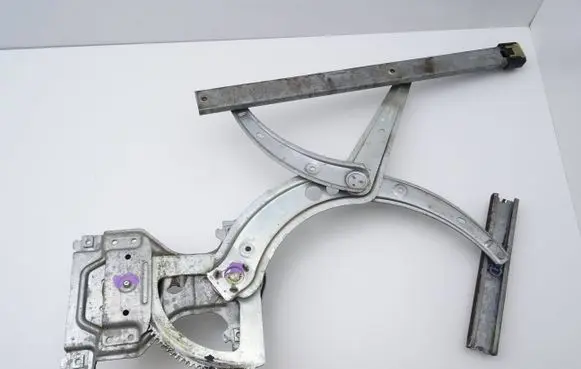 Volkswagen PASSAT B3 Front door manual window regulator 357837401B