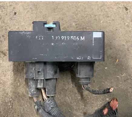 Volkswagen Polo Coolant fan relay 1J0919506M