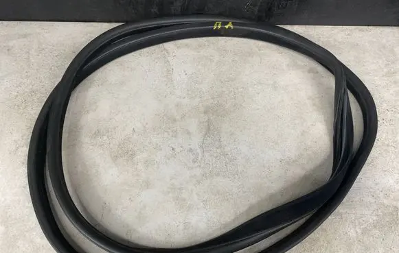 Volvo XC90 Front door rubber seal 