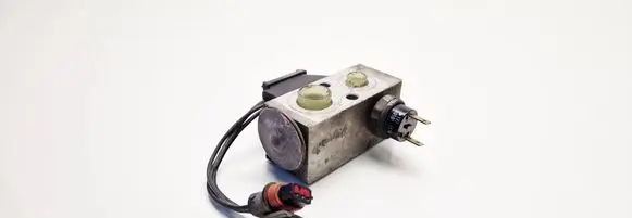 Chrysler Voyager Air conditioning (A/C) expansion valve 4677334