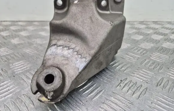 Mercedes-Benz C W204 Engine mounting bracket A2722232104