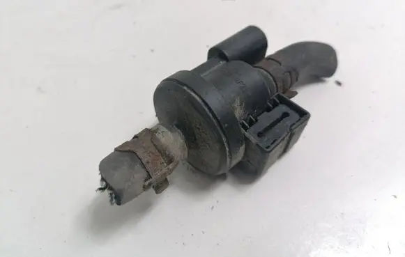 Audi A8 S8 D3 4E Breather valve 06E906517A